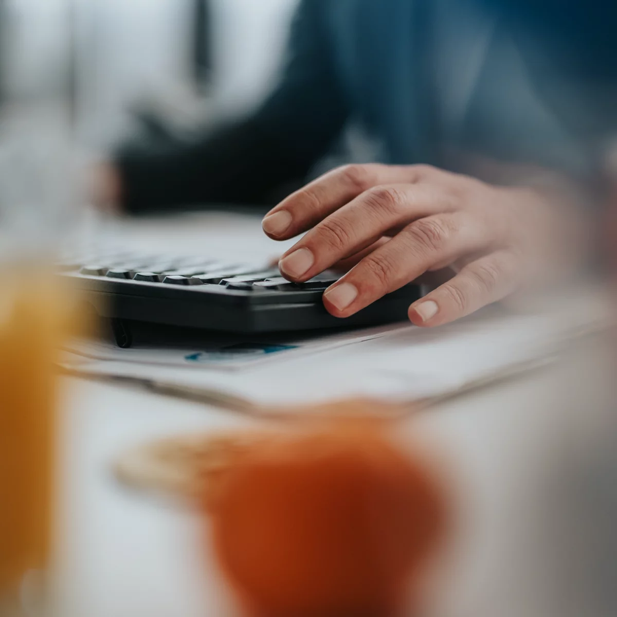 mobilistics-Mitarbeiter an der Tastatur