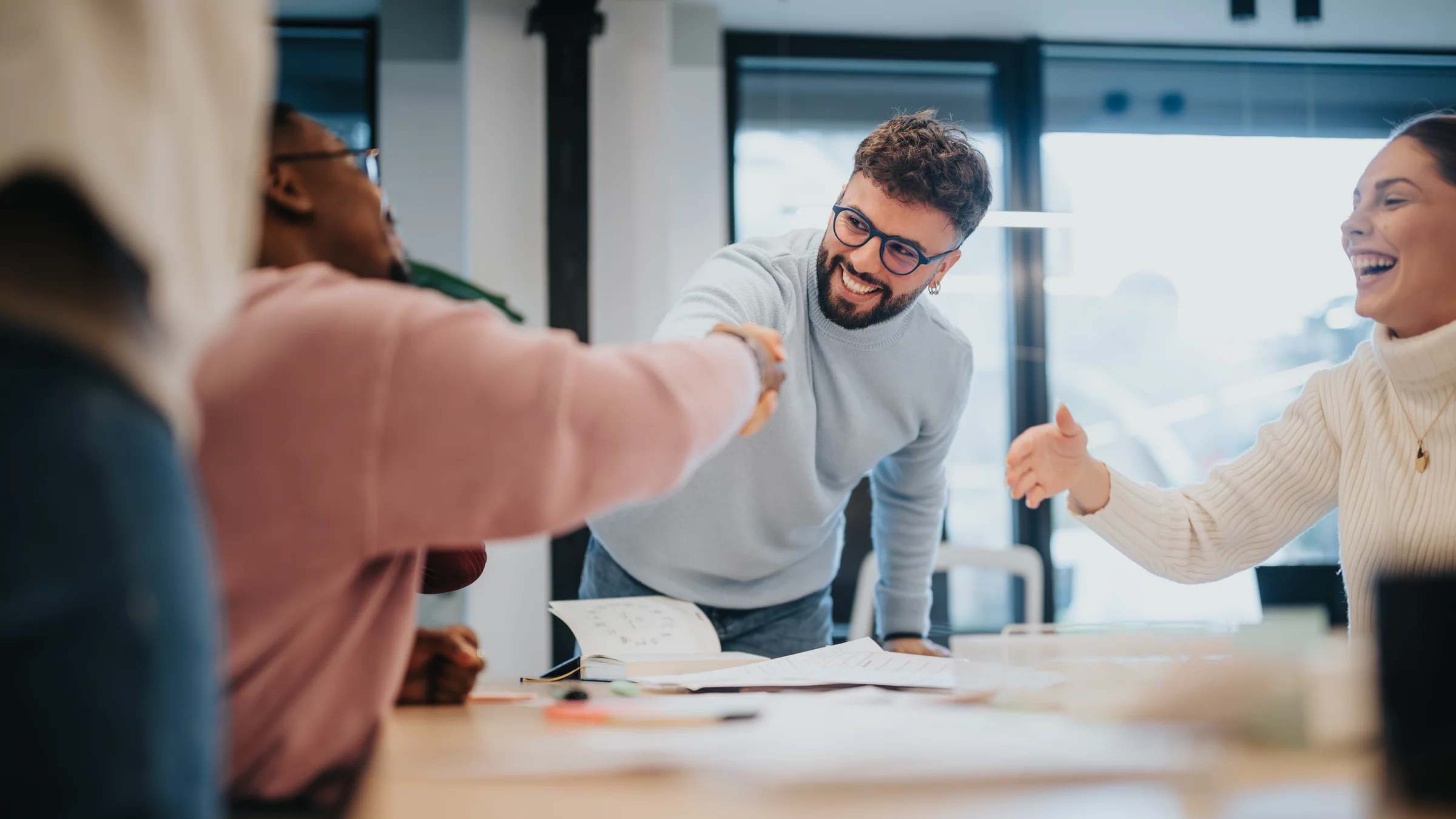 Menschen arbeiten gut gelaunt bei mobilistics