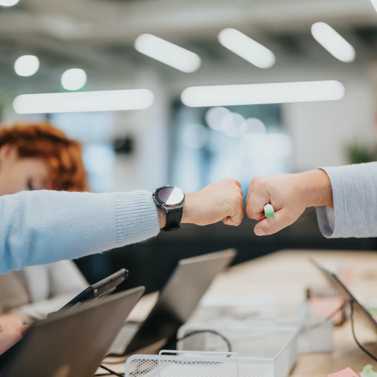 Zwei Fäuste schlagen ein