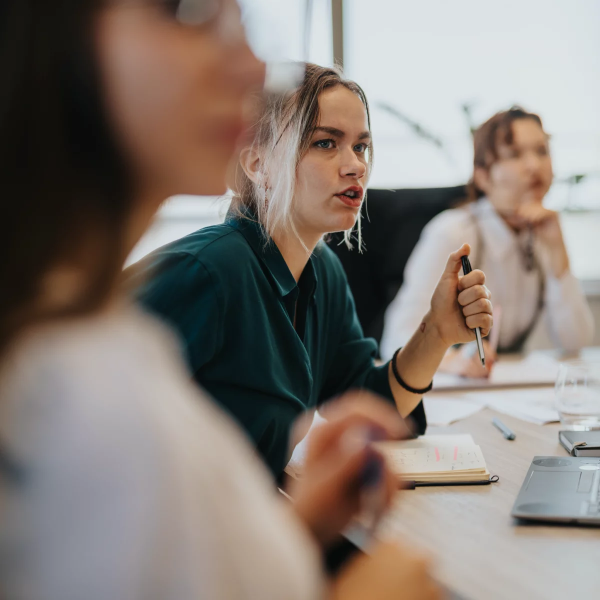 Menschen besprechen die Marken bei mobilistics