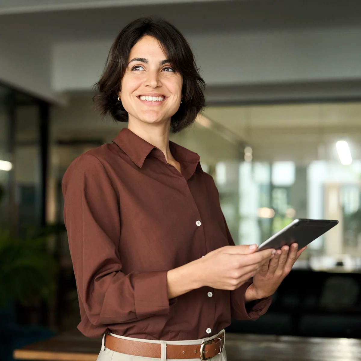 Frau lächelt beim Thema Nachhaltigkeit