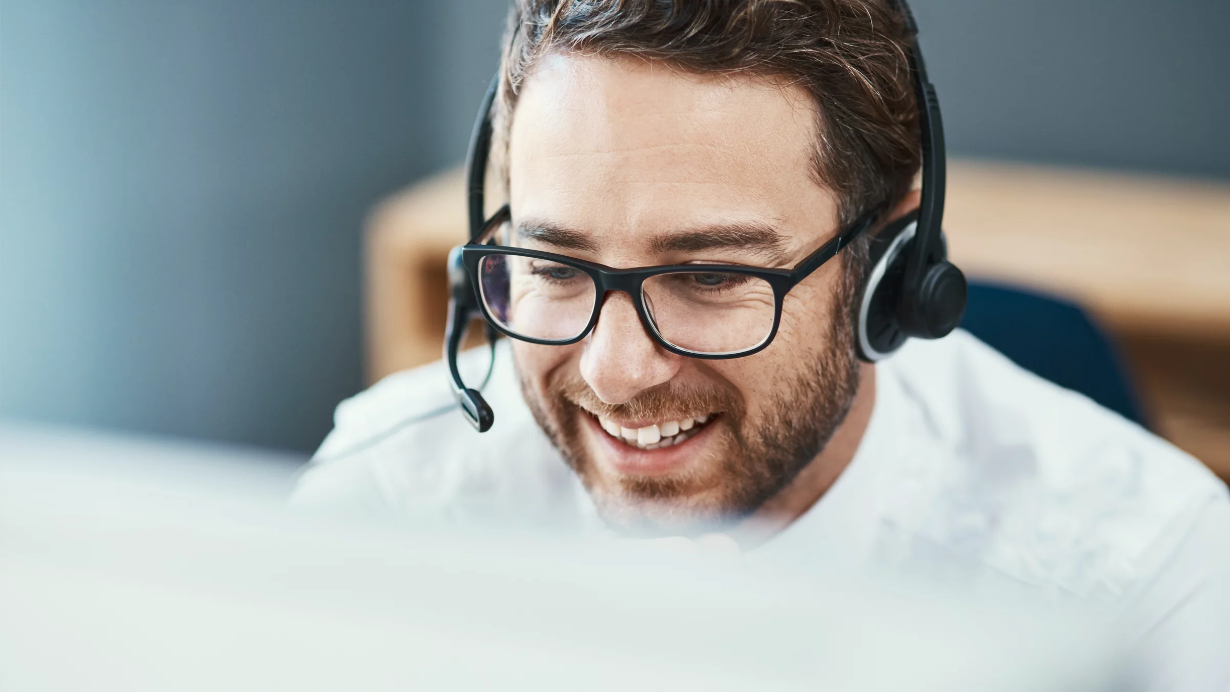 Mann mit Headset beantwortet Fragen